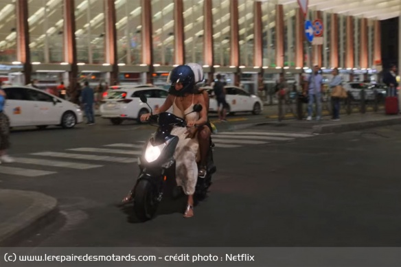 Lina et Addie tentent une virée à scooter dans les rues de Rome Lina et Addie tentent une virée à scooter dans les rues de Rome