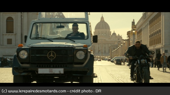 JJ dans les rues de Rome au guidon de sa Bonneville Bobber JJ dans les rues de Rome au guidon de sa Bonneville Bobber