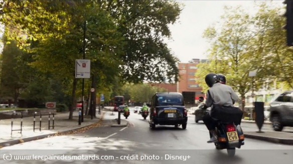 Après avoir manqué de se faire écraser, Steven rentre finalement en Vespa Après avoir manqué de se faire écraser, Steven rentre finalement en Vespa