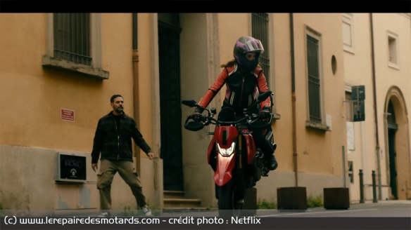 Elena g&egrave;re le stoppie &agrave; la perfection avec sa Ducati Hypermotard 698 Mono