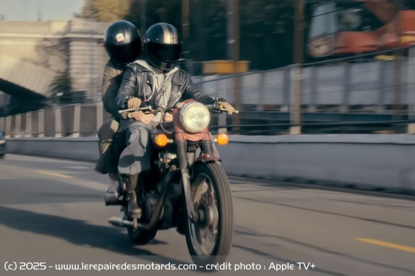Laylah et Edward en route vers Orléans avec la Royal Enfield Bullet Electra 500 Laylah et Edward en route vers Orléans avec la Royal Enfield Bullet Electra 500