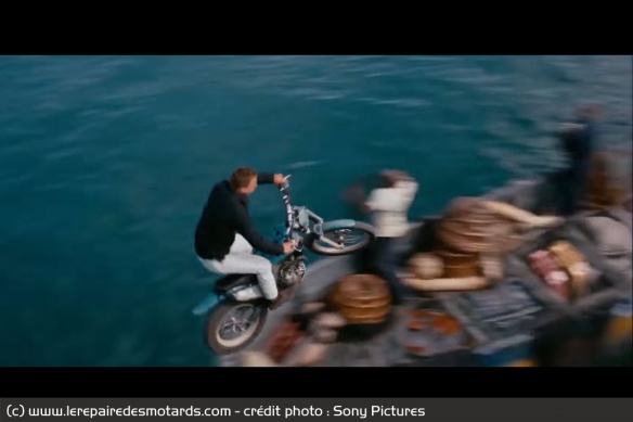 Bond sautant de bateau en bateau sur sa Montesa Cota 4RT Bond sautant de bateau en bateau sur sa Montesa Cota 4RT