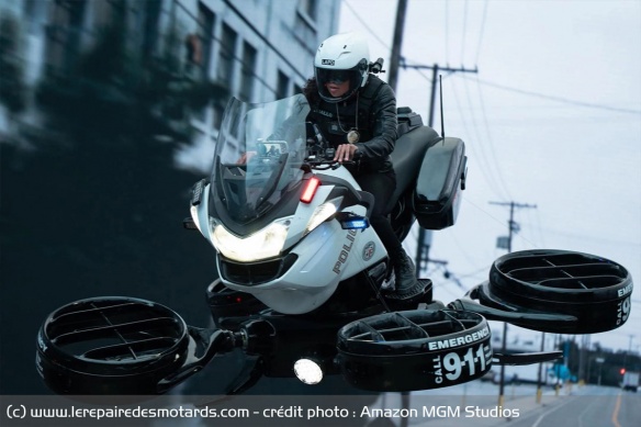 Jaq à bord de sa BMW R1200RT-P volante d'intervention Jaq à bord de sa BMW R1200RT-P volante d'intervention