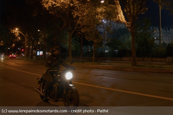 Mia au guidon de sa Triumph Street Twin dans les rues parisiennes Mia au guidon de sa Triumph Street Twin dans les rues parisiennes