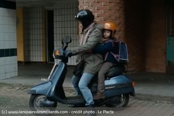 Katie sur son Peugeot Metropolis 50 avec Lisa Katie sur son Peugeot Metropolis 50 avec Lisa