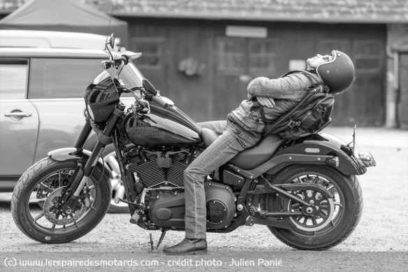 Harley-Davidson est présent avec ses motos et en tant que sponsor des courses hippiques dans le film Harley-Davidson est présent avec ses motos et en tant que sponsor des courses hippiques dans le film