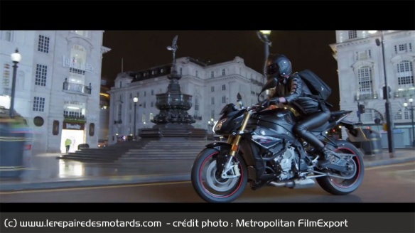 C'est au guidon d'une BMW S1000R que la mystérieuse coursière réalise ses livraisons C'est au guidon d'une BMW S1000R que la mystérieuse coursière réalise ses livraisons