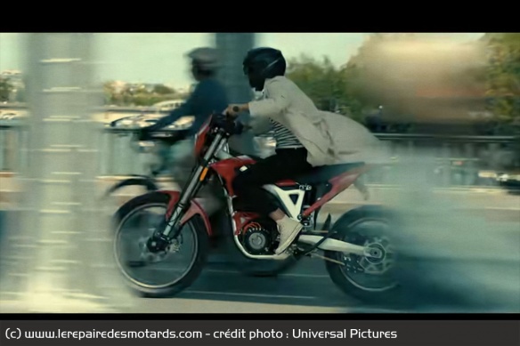 Zee se fait la malle au guidon de la Sur-Ron Storm Bee qu'elle vient de d&eacute;rober