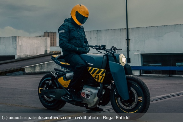 La moto d'Izi est une Royal Enfield Shotgun 650 largement modifiée La moto d'Izi est une Royal Enfield Shotgun 650 largement modifiée