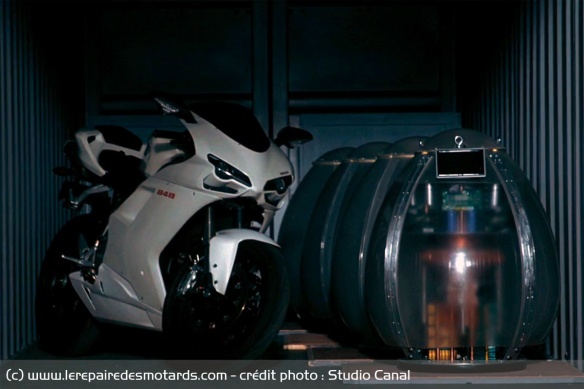 Une Ducati 848 et quatre tête nucléaires Une Ducati 848 et quatre tête nucléaires