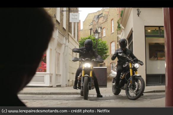 Mike en bien fâcheuse posture face à deux hommes de main en Triumph Scrambler Mike en bien fâcheuse posture face à deux hommes de main en Triumph Scrambler