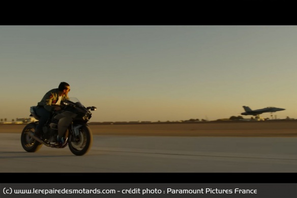 Trois décennies plus tard, Maverick roule toujours en Kawasaki Ninja, mais avec quelques chevaux de plus Trois décennies plus tard, Maverick roule toujours en Kawasaki Ninja, mais avec quelques chevaux de plus