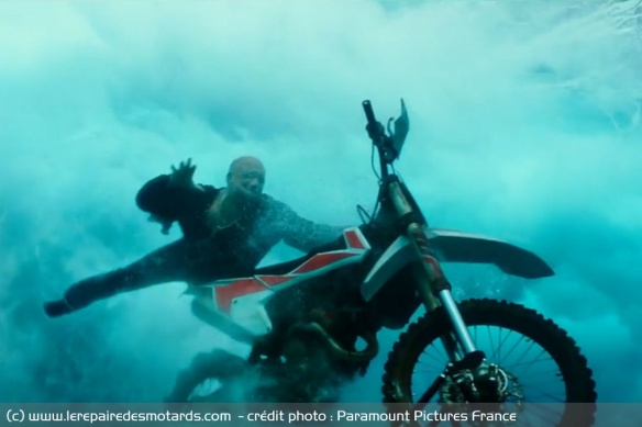 Une course poursuite à moto dans la mer ? C'est possible Une course poursuite à moto dans la mer ? C'est possible