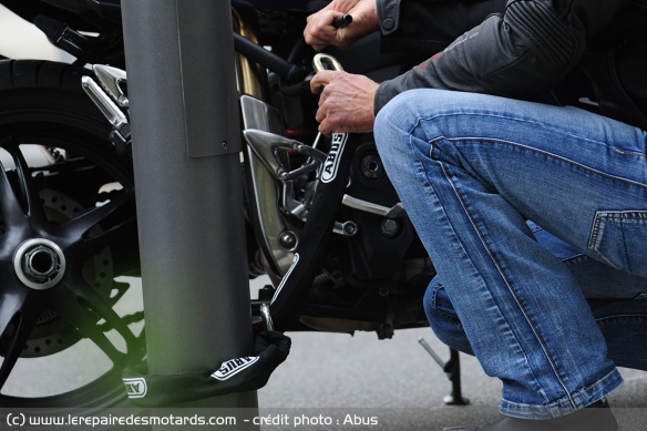 Fixation de l'antivol sur du mobilier urbain