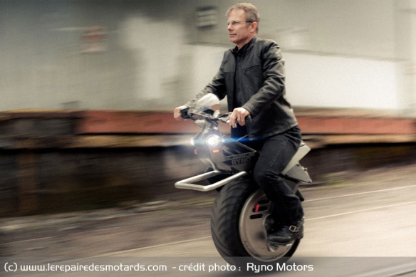 Ryno a poussé le concept jusqu'à concevoir une moto à une roue Ryno a poussé le concept jusqu'à concevoir une moto à une roue