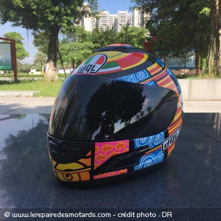 Un joli casque posé délicatement sur le sol...