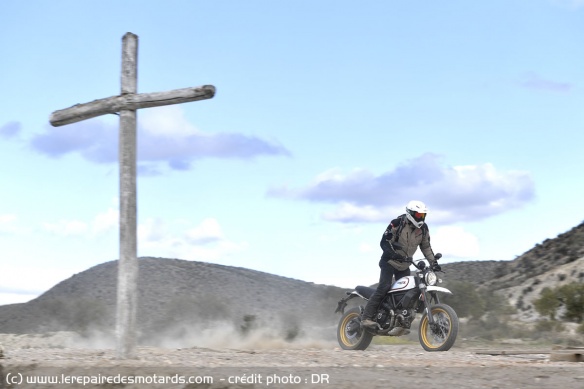 En Alberta, il est interdit de se redresser sur sa moto