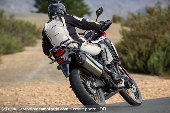 Pistes et routes, on a testé l'ensemble Dainese sur tous les terrains