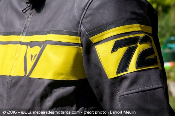 Blouson Dainese Blackjack et lettrage 72 sur le bras