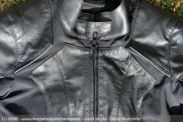 Le blouson associe cuir et panneaux stretch Le blouson associe cuir et panneaux stretch