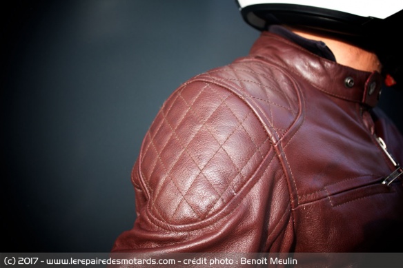 Le blouson est matelassé sur les coudes et les épaules