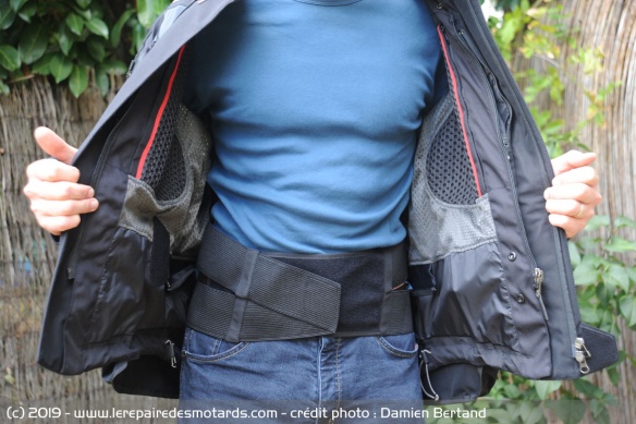 Une ceinture lombaire permet de garder la veste au plus près du corps