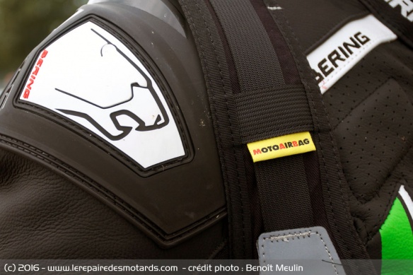 Le gilet est facilement ajustable, même sur une combinaison en cuir