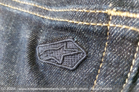 Quelques discrets logos viennent rappeler l'origine du jean Quelques discrets logos viennent rappeler l'origine du jean
