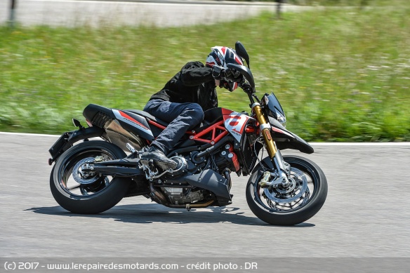 L'Aprilia Dorsoduro 900 en courbe