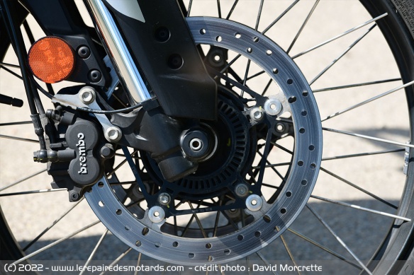 Double disque de 300 mm, étriers Brembo
