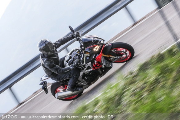 L'Aprilia Tuono V4 1100 Factory sur voie rapide
