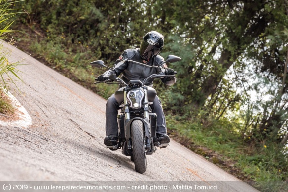 La Benelli 502C se montre assez agile