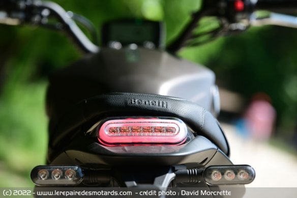 Feu arrière à LED avec le logo Benelli sur le fond de selle