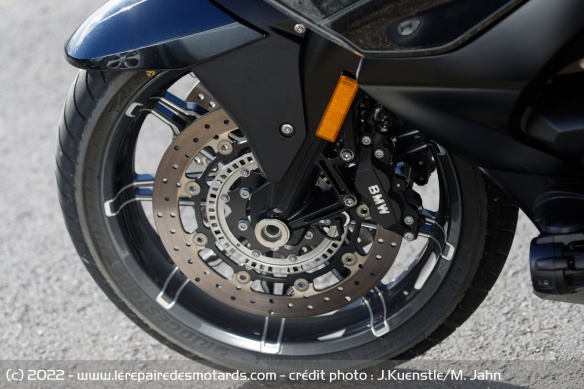 Les jantes sont chaussées de pneus Bridgestone Battlax T30F