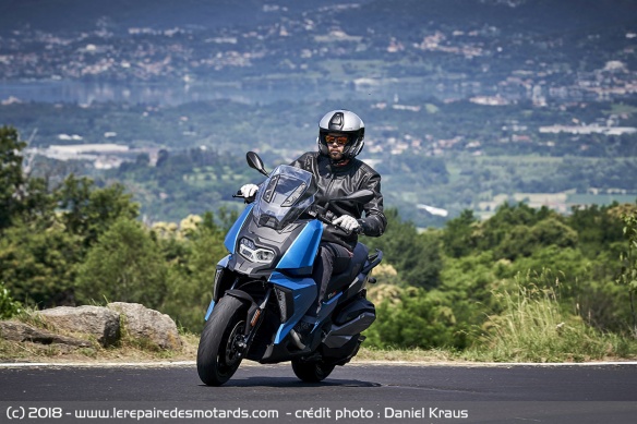 BMW C400X sur nationale