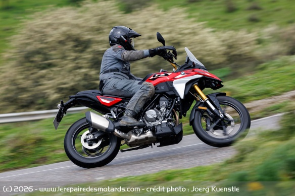 Si la moto invite &agrave; jouer sur le r&eacute;seau secondaire, ses pneus Maxxis manquent de retour d'information pour vraiment mettre en confiance