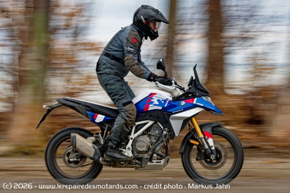 Les 180 mm de d&eacute;battement et l'amortisseur mont&eacute; en direct limitent un peu les possibilit&eacute;s hors route