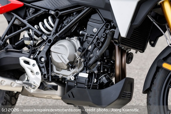 Le bicylindre de 420 cm3 d&eacute;livre 47,6 ch et 43 Nm