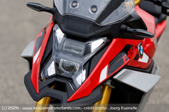 Le phare avant reprend le style en X de la 1300