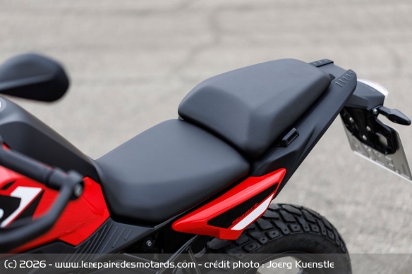 La selle biplace de la BMW F 450 GS