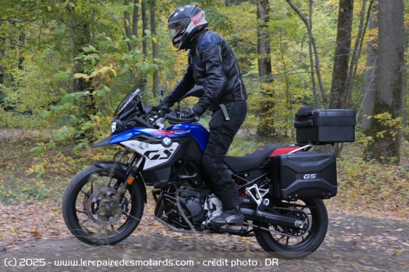 Malgr&eacute; son positionnement routier, la GS reste capable de sorties sur les chemins