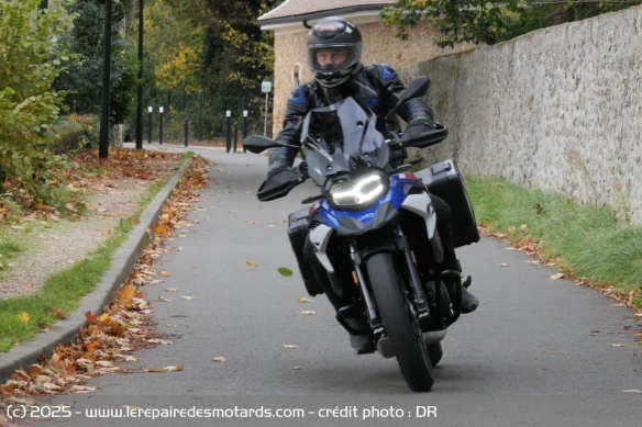 Mais la moto reste assez &eacute;troite et plut&ocirc;t agile malgr&eacute; les valises