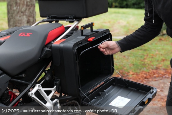 Les valises lat&eacute;rales Vario de la BMW F 800 GS