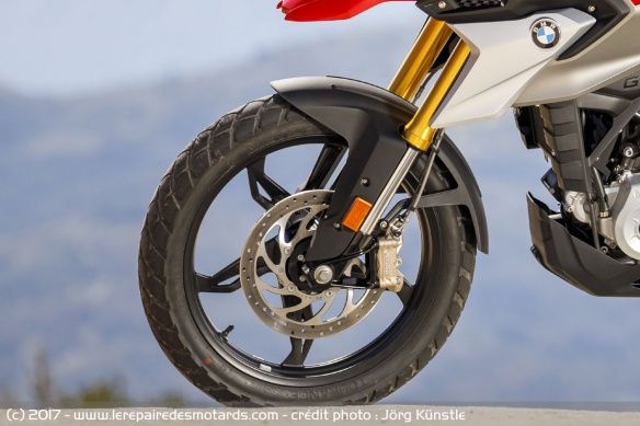 L'étrier radial Bybre à l'avant suffit largement à stopper la machine