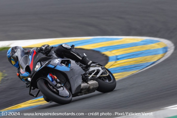 Superbike ultime de BMW, la M 1000 RR n'en reste pas moins d'une facilité déconcertante