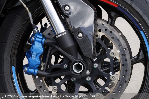 Etriers avant radiaux bleutés de type M à 4 pistons Nissin d'origine compétition Super Bike