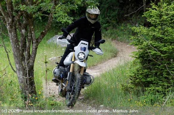 Quitte à exploiter son trail en tout-terrain, autant favoriser la finition Enduro Pro
