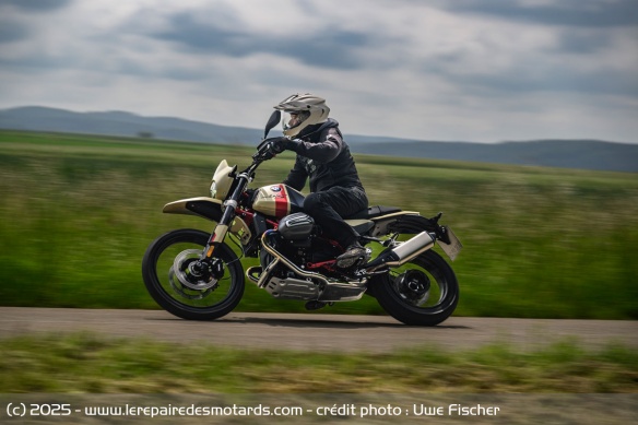 Malgré leur profil 50/50 route/enduro, les pneus s'en sorte avec les honneurs sur l'asphalte