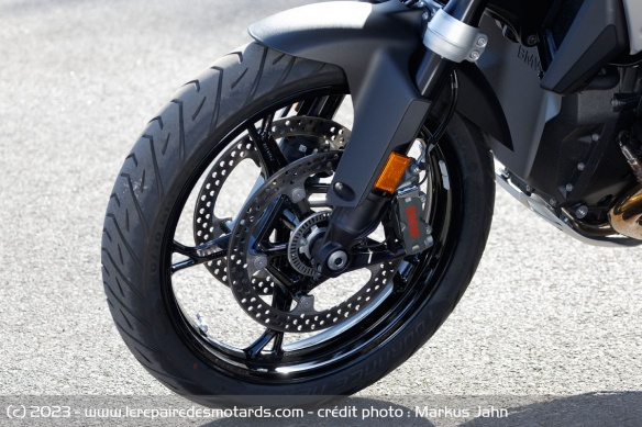 La roue avant de la BMW R 1300 GS