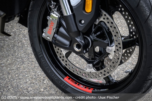 Le frein avant de la BMW R 1300 R